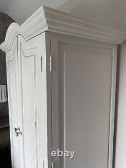 Armoire-penderie Shabby Chic à 2 portes avec barre de suspension, grande étagère et tiroirs.