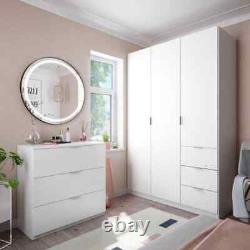 Armoires de chambre étroites et compactes en chêne et blanc avec tiroirs, économisant de l'espace dans la chambre.