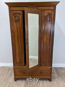 GARDE-ROBE à porte miroir en acajou, grande taille, avec tringle de suspension et crochets, grand tiroir inférieur.