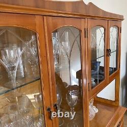 Grand Meuble D'exposition De Yew Veneer D'ornate Vintage, Boissons / Cabinet En Queue De Pont