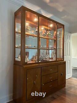 Grand meuble d'exposition en bois (portes en verre, tiroirs et placards)