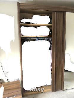 Grande Armoire Miroir Avec Portes Coulissantes Noix Avec 2 Tiroirs Côté Lit