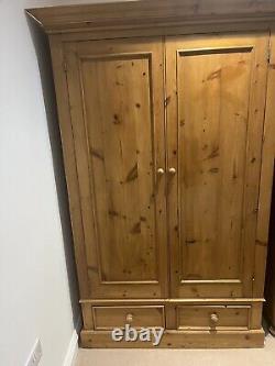 Grande armoire à double porte en pin avec tiroirs