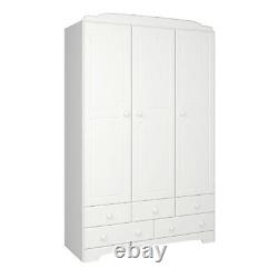Grande armoire blanche classique à trois portes, cinq tiroirs et une barre pour suspendre les vêtements.