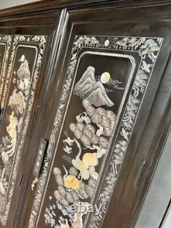 Grande armoire chinoise / Armoire orientale à quatre portes / Armoire chinoiserie