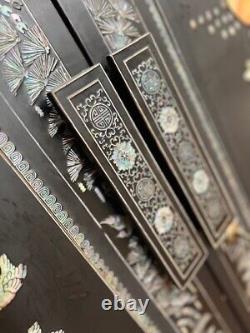 Grande armoire chinoise / Armoire orientale à quatre portes / Armoire chinoiserie
