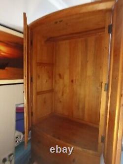 Grande armoire double en bois de récupération avec 2 portes et 4 tiroirs.