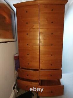 Grande armoire double en bois de récupération avec 2 portes et 4 tiroirs.
