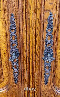 Grande armoire en chêne sculpté à quatre portes de style Louis XV français W1 0020