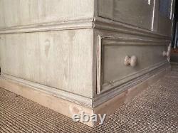 Grande armoire en pin continental vintage / placard de rangement / armoire à provisions en pin français.