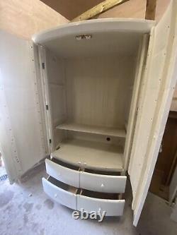 Grande armoire en pin peinte à la main avec tiroirs blancs