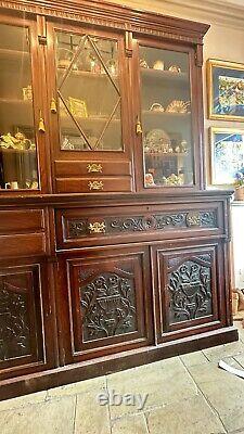 Grande commode antique en acajou sculpté à trois portes avec tiroirs et placards