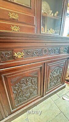 Grande commode antique en acajou sculpté à trois portes avec tiroirs et placards