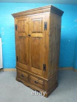 Large Chunky Wide Gothic Style Solide Wood 2door 2drawer Wardrobe Voir Magasin